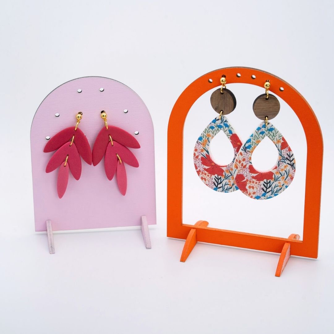Présentoir pour boucles d'oreilles en bois brut