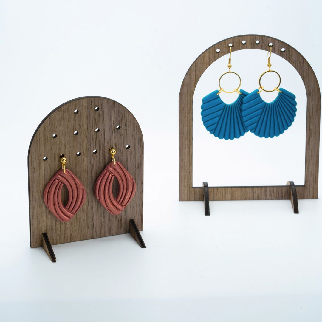 Présentoir pour boucles d'oreilles en bois de noyer