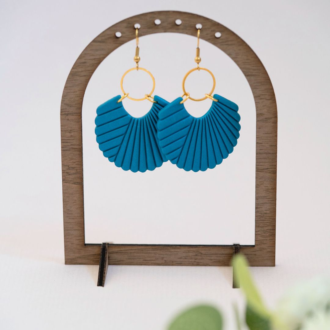 Présentoir pour boucles d'oreilles en bois de noyer