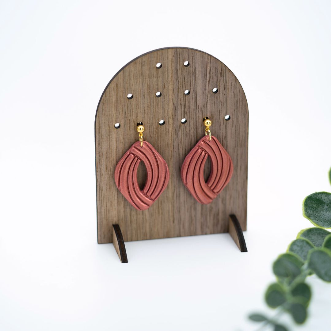 Présentoir pour boucles d'oreilles en bois de noyer