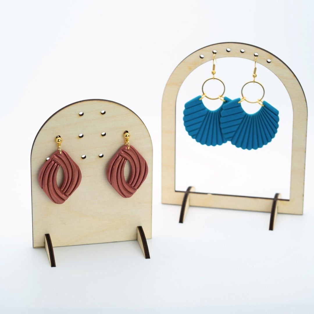 Présentoir pour boucles d'oreilles en bois brut
