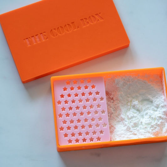 THE COOL BOX – Boîte à fécule de Maïs / Talc pour emporte-pièces